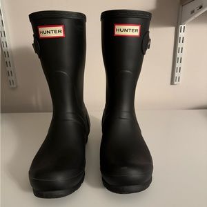 HUNTER rain boots short- matte black -size 7 with brand new hunter socks